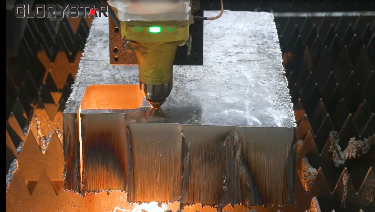 激光切割機中光纖心鏡、準直鏡、聚焦鏡的關系 激光切割機中光纖心鏡、準直鏡、聚焦鏡的關系