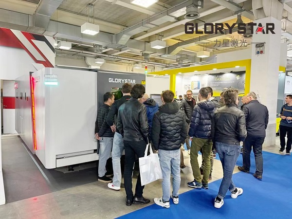 力星激光萬瓦級激光切割機亮相意大利工業展,引爆行業熱潮 力星激光萬瓦級激光切割機亮相意大利工業展,引爆行業熱潮