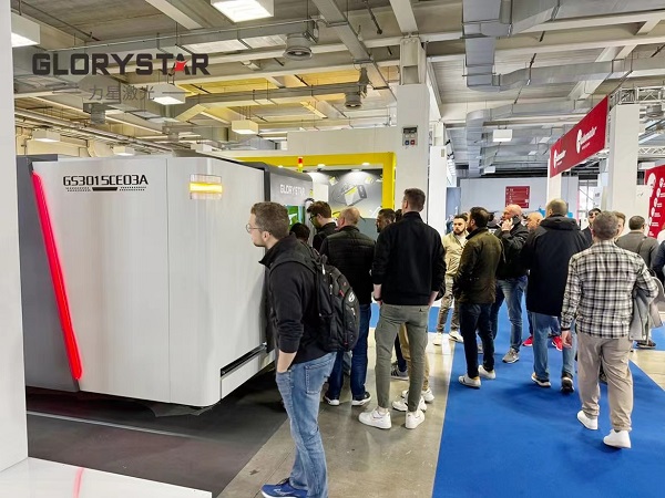 力星激光萬瓦級激光切割機亮相意大利工業展,引爆行業熱潮 力星激光萬瓦級激光切割機亮相意大利工業展,引爆行業熱潮