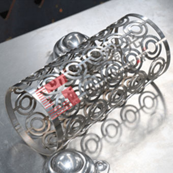 ???三卡盤激光切管機(jī) ???三卡盤激光切管機(jī)